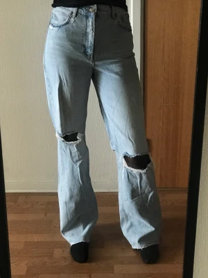 Jeans - Ett par ljusblåa jeans. Kommer inte till användning. Är 174