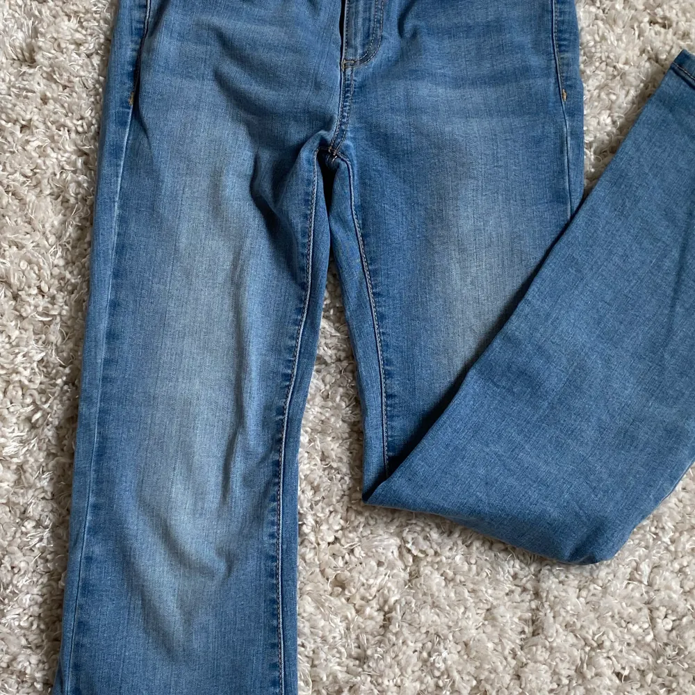 Superfina blåa bootcutjeans från cubus🤍 de är i storlek 158cm 🤍. Jeans & Byxor.