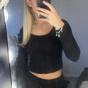 Svart topp - Säljer denna fina tröjan från Bikbok. Matrialet är tunt ribbat. Använd några gånger, så skicket är bra💕💕Storlek Xs men passar även D