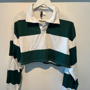 Randig tröja - Rensar ut min garderob för saker jag inte använder. För mer frågor, bara och skicka iväg ett meddelande!😋 (Frakt varierar storleken på plagget)