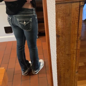 True religion jeans - säljer dessa true religion jeans i storlek 27. midjemåttet är 36cm rakt över och innerbenslängden är ca 70 cm 💞 jag är 167 och de passar perfekt på mig. skriv för fler bilder💞