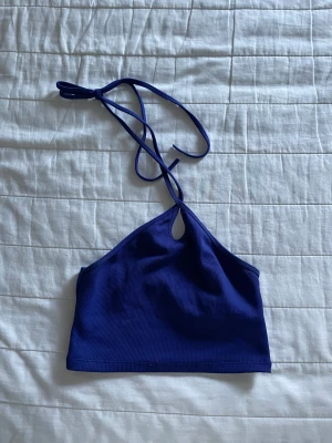 Söt topp - Super söt marinblå topp från zara som tyvärr aldirg kommit till användning 💙