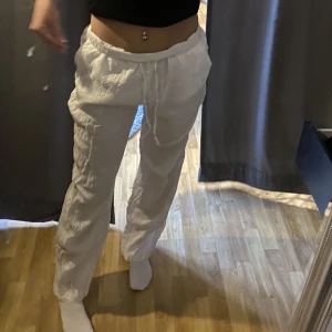 Linnebyxor - Säljer mina linnebyxor då de inte kommer till användning. Dem är dem i nyskick då dem bara är använda en gång. Storlek xs. Säljer för 250 + frakt, men pris kan diskuteras vid snabb affär💕💕