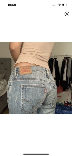 Ursnygga Levis jeans  - Köpte dessa skit snygga lågmidjade jeansen av en tjej här på plick men tyvärr så var de för långa på mig! Innerbensmåttet: 83  Midjemåttet: 80 Jag själv är 162 så de skulle nog funka till någon som är 165 eller längre 💗