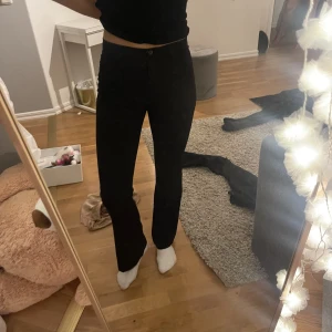 Kostymbyxor  - Ett par secondhand kostymbyxor ursprungligen fårn monki säljer då dom är lite korta på mig som är ca 173 