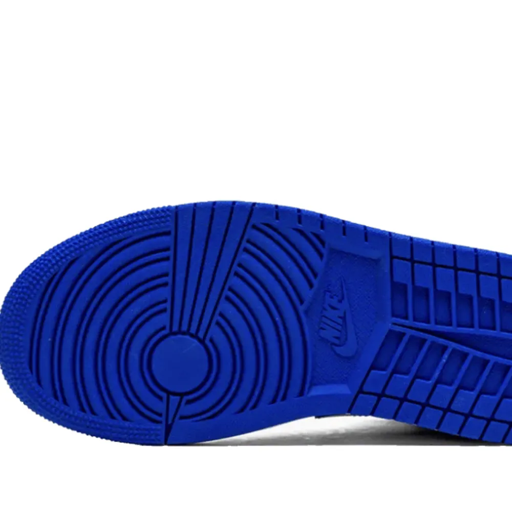 Säljer mina Jordans ”Air Jordan mid Kentucky blue” som jag använt sparsamt. Köpta från hemsidan Restock.net. Har även Jordan kartongen med som man får med sig. Om du har frågor eller vill ha bilder på skorna så tveka inte på att höra av dig!☺️👍🏽. Skor.