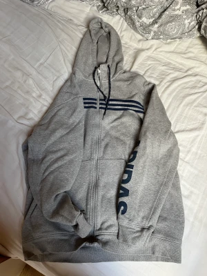 Adidas tjocktröja  - En adidas tjocktröja med luva, lite varmare tyg än andra kläder passar utmärkt till hösten 