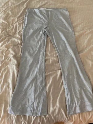 Byxor - Glittriga byxor från H&M🩶