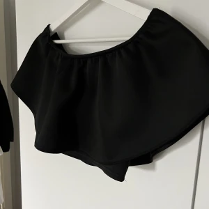 Topp NLYONE - Off shoulder topp från NLYONE