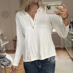 Perfekta långärmade tröjan 🤍 - Säljer den absolut perfekta långärmade tröjan 🤍 Så otroligt mjuk och passar perfekt nu till hösten! Så så fin