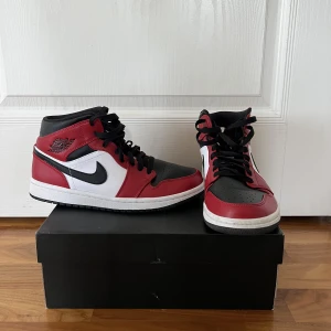 Jordan 1 MID Chicago black toe - Jordan 1 MID Chicago.   Använda 2 gånger.  Köpta för 1990kr. Skick 9/10.  