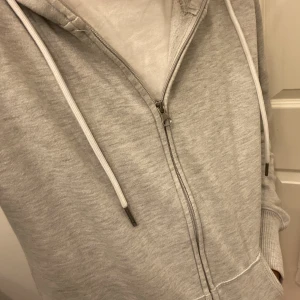 Zip tröja - Säljer en zip tröja som är i väldigt fint skick, det står M på tröjan men jag skulle säga att den passar bättre mycket bättre till XS eller S