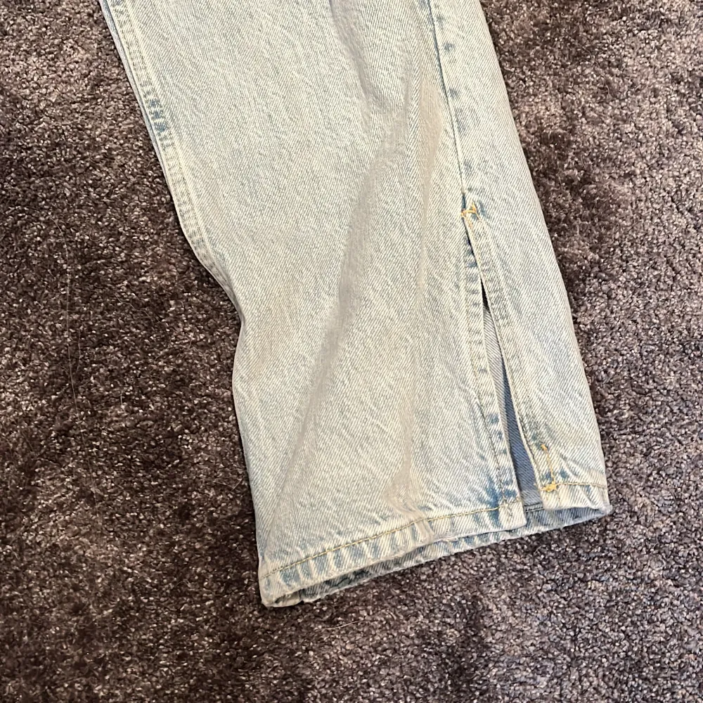 Högmidjade Gina jeans med slits. Storlek 38. Använda 1 gång . Jeans & Byxor.