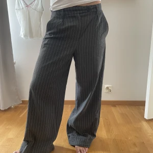 Kostymbyxor  - Säljer ett par kostymbyxor som inte kommer till användning längre, de är super snygga och väldigt bekväma! Jag har köpt de second hand men de är i bra kvalitet💖🤌🏼