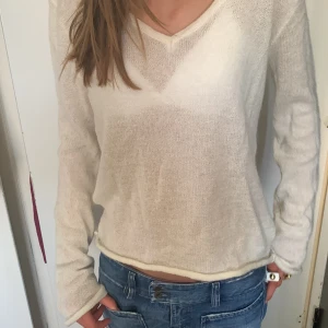 Stickad tröja - Jättesöt stickad tröja från brandy Melville, helt oanvänd pga. att den var för stor (pris kan diskuteras)