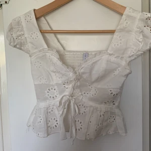 Vit topp - Gullig vit topp som är köpt på New Yorker, i nyskick och säljer pga. utrensning i garderoben