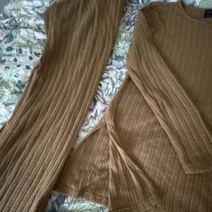 Shein mysiga set  - Sett från shein den är jätte mysigt att ha , den är liten på mej tyvär .