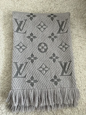 Äkta Louis Vuitton halsduk ull grå - Använd fåtal gånger. Som ny. Kvitto och box medföljer. 