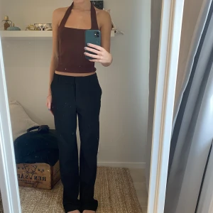 Kostymbyxor - Säljer dessa perfekta, lågmidjade och långa kostymbyxor. De är köpta från Nakd och är helt nya. Säljer vidare då de liknande ett par jag redan har😅. Jag är 166 cm💗