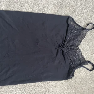 Linne - Superfint linne med spets, sparsamt använt🌸