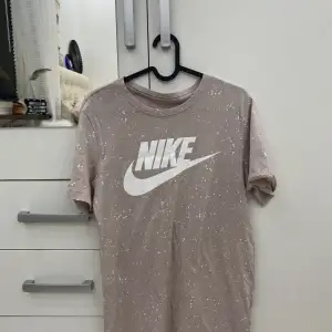 Nike T-shirt som har använts två/tre gånger men som inte längre kommer till användning.