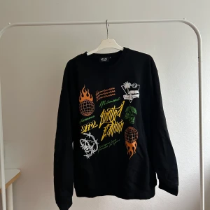 Boohooman sweatshirt  - Svart tröja med tryck från Boohooman. Limited edition collection. Nästan oanvänd 