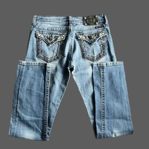 MISS ME JEANS - Super snygga lågmidjade Miss Me jeans i typ rak modell! midjemåttet: 42cm tvärsöver, innerbenslängd: 80cm PS. KOLLA IGENOM MITT KONTO NI KOMMER HITTA MÅNGA Y2K OCH VINTAGE PLAGG 
