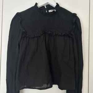 Svart blus - Svart blus från NA-KD! Använd fåtal gånger, i nyskick. Köparen står för frakten!