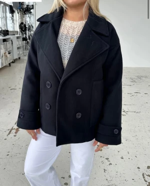 svart kappa - Jag säljer min svarta kappa från design by si. Den är i bra skick! Jag säljer den pga att jag vill köpa den blåa istället för svart. Den passar mig som är 170 cm lång och vanligtvis bär stl M.💗💗💗