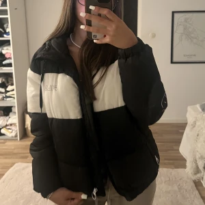 Vinterjacka  - Fila vinterjacka i storlek xs. Anvönd några gånger därav finns det lite tecken på att den är lite använd annars i bra skick🤍🤍 Pris kan diskuteras!