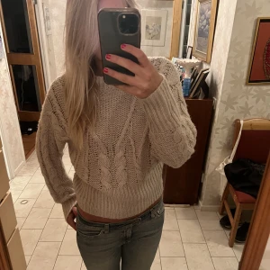 Stickad tröja  - Beige stickad 