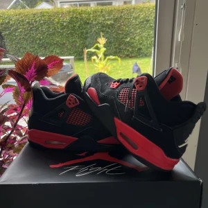 Jordan 4 Retro Red Thunder  - Jordan 4 Retro Red Thunder (Gs)    Storlek: 40  Skick: 7,5/10  Pris: 2000kr    Box och 2 Legit Checks