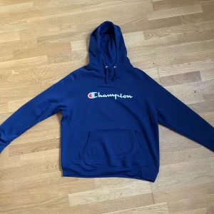 Blå hoodie - Mörk blå hoodie står storlek XL men passar som M/L