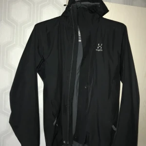 Haglöfs Stratus Jacket Men  - Säljer min snygga stratus jacka från Haglöfs. (Avtagbar huva) Nypris:3600:- Nu:1400:- Skick 9/10 storlek M