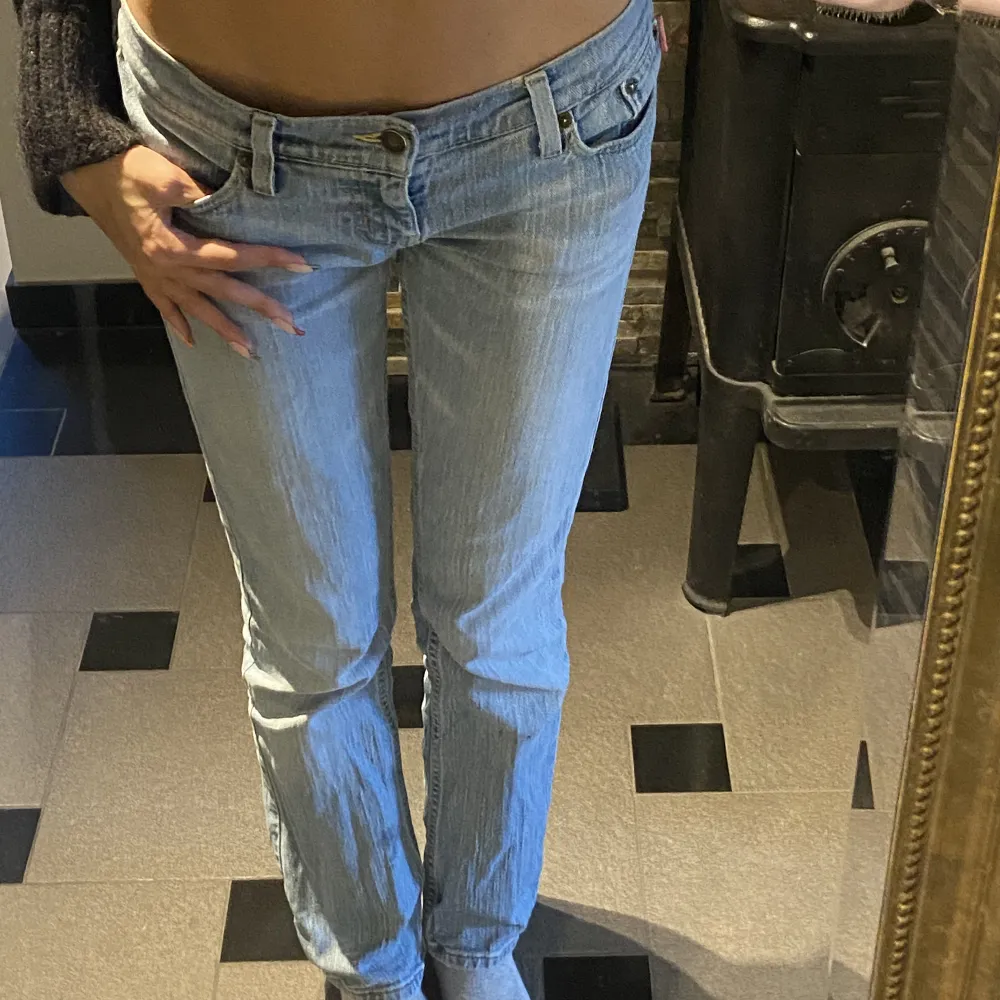 Lowwaist jeans i ljustvätt! Så fina! Midjemått: ca 79 cm, innerbenslängd: ca 74 cm 🫶🏼. Jeans & Byxor.