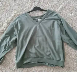 Grön vintage oversized sweatshirt med V neck i storlek L. Aldrig använd 