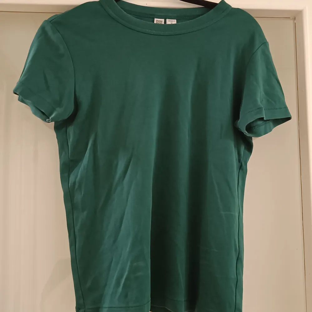 Grön tshirt från Uniqlo, normal fit. Ok skick. . T-shirts.