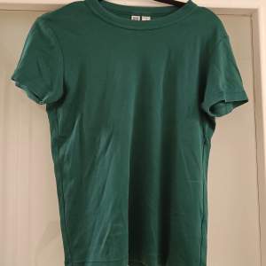 Grön tshirt från Uniqlo, normal fit. Ok skick. 