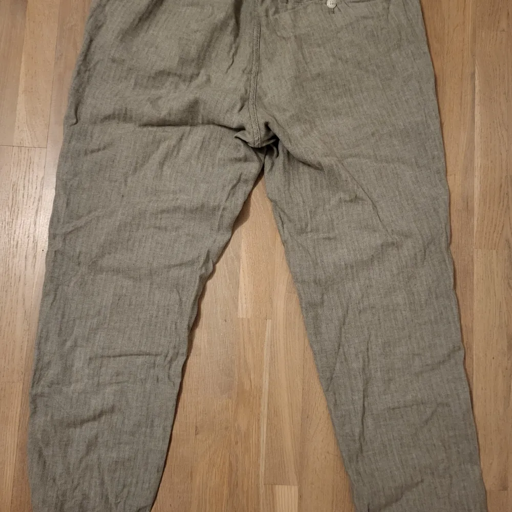 Grå linne byxor från jack & jones. Ungefär 31x31 men det står L på storlek. Cond 10/10. Jeans & Byxor.