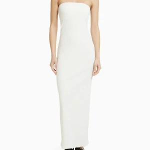 Bandeau klänning från bershka - Bandeau klänning från bershka som aldrig är använd 🤍 superfin och inte genomskinlig. 