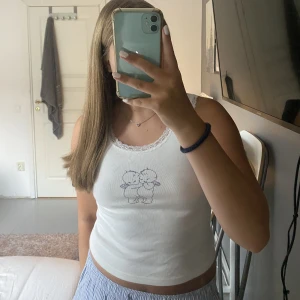 Brandy melville topp - Super gullig topp från brandy. Köpt i england men använder sällan. Dm för mer information och pris kan även diskuteras. Köparen står för frakten☺️💕