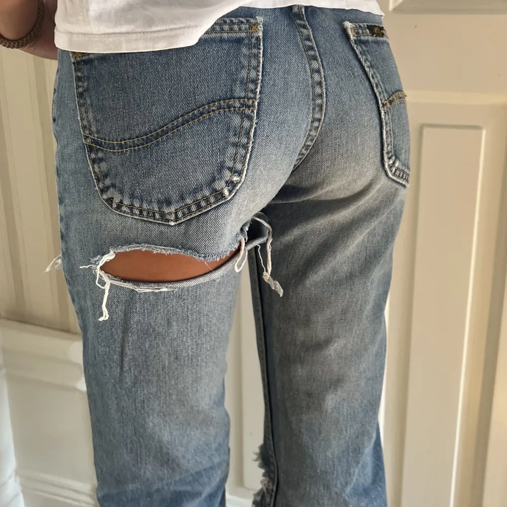 Sjukt snygga jeans med hål från Lee i storlek waist 25. (Jag är 162). Perfekta till hösten💞. Perfekt skick. . Jeans & Byxor.