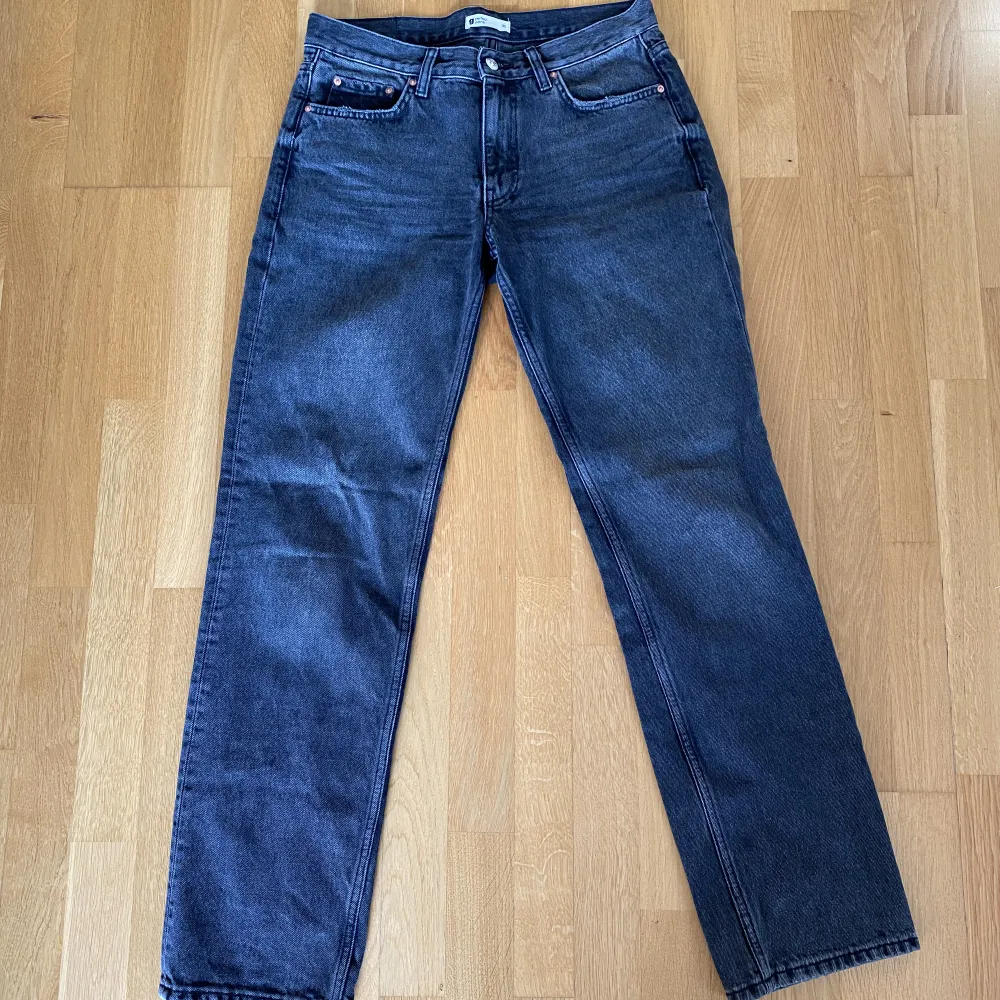 Straight low waisted jeans från gina i storlek 38💕 Väldigt bra skick! Skriv gärna för mer bilder. Använd köp nu!. Jeans & Byxor.