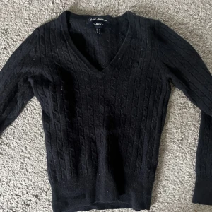 v-ringad gant tröja - mörkblå ribbstickad tröja från gant, äkta, tyvärr för kort i armarna för mig😭