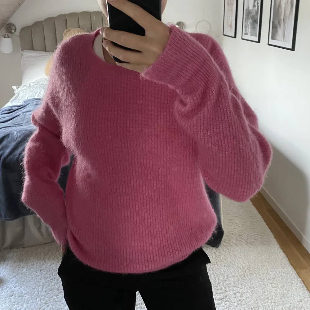 Hej, säljer denna mysiga rosa stickade tröjan som passar perfekt till hösten💞 den är ifrån bikbok och är knappt använd!  Så kvaliten är bra💞💞 storleken är XS men sitter även som en S/M  Hör av er vid fler frågor eller bilder . Stickat.