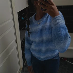 H&m stickade hösttröja  - Tröja från h&m i storlek XS  Billigt pris men tänk också +frakt  SÅ 89kr TOTALT. (Original pris på tröjan var 299kr)