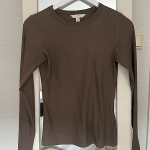 Tröja - Från hm i väldigt bra skick, endast använd nån enstaka gång🤎