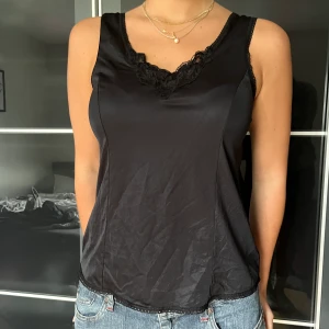 Spetslinne - Så fint linne både att klä upp med kjol/kostymbyxor eller till vardags med jeans🥰 Passar S