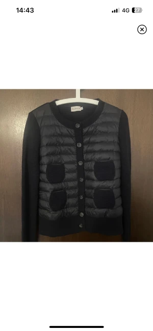 moncler cardigan  - köpt på plick men har inte kommit till så mycket andvändning. Lite mindre i storleken. skriv om du har några frågor! (bilden är från förra tjejen jag köpte den av)