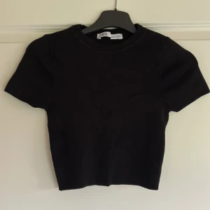 Topp från Zara, stl S - Svart topp i fint skick. Lite liten i storleken.